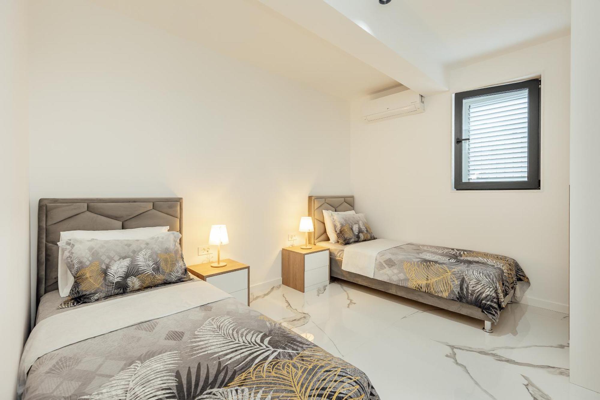 Savina Beachfront Oasis Херцег-Новий Екстер'єр фото