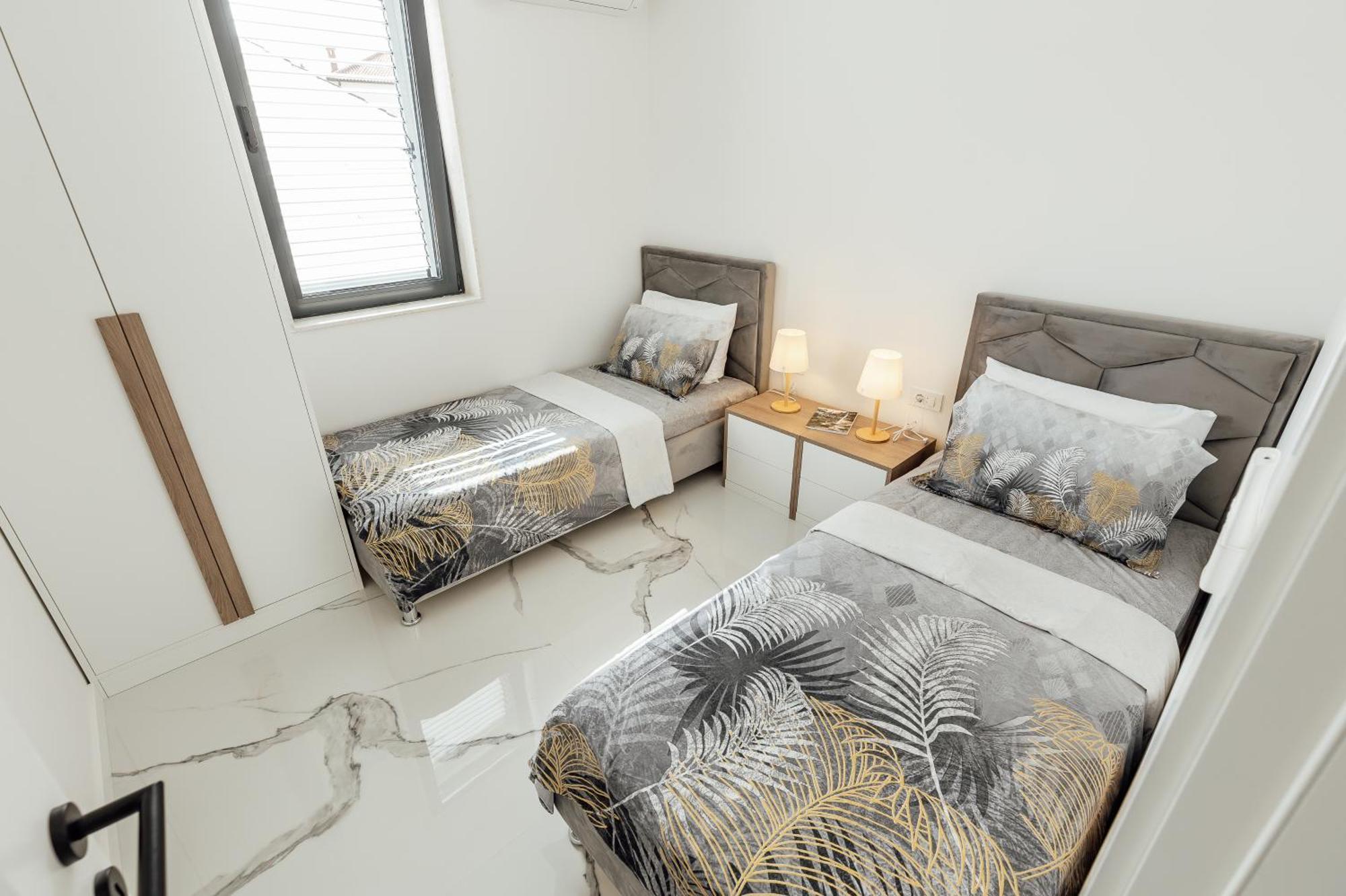 Savina Beachfront Oasis Херцег-Новий Екстер'єр фото