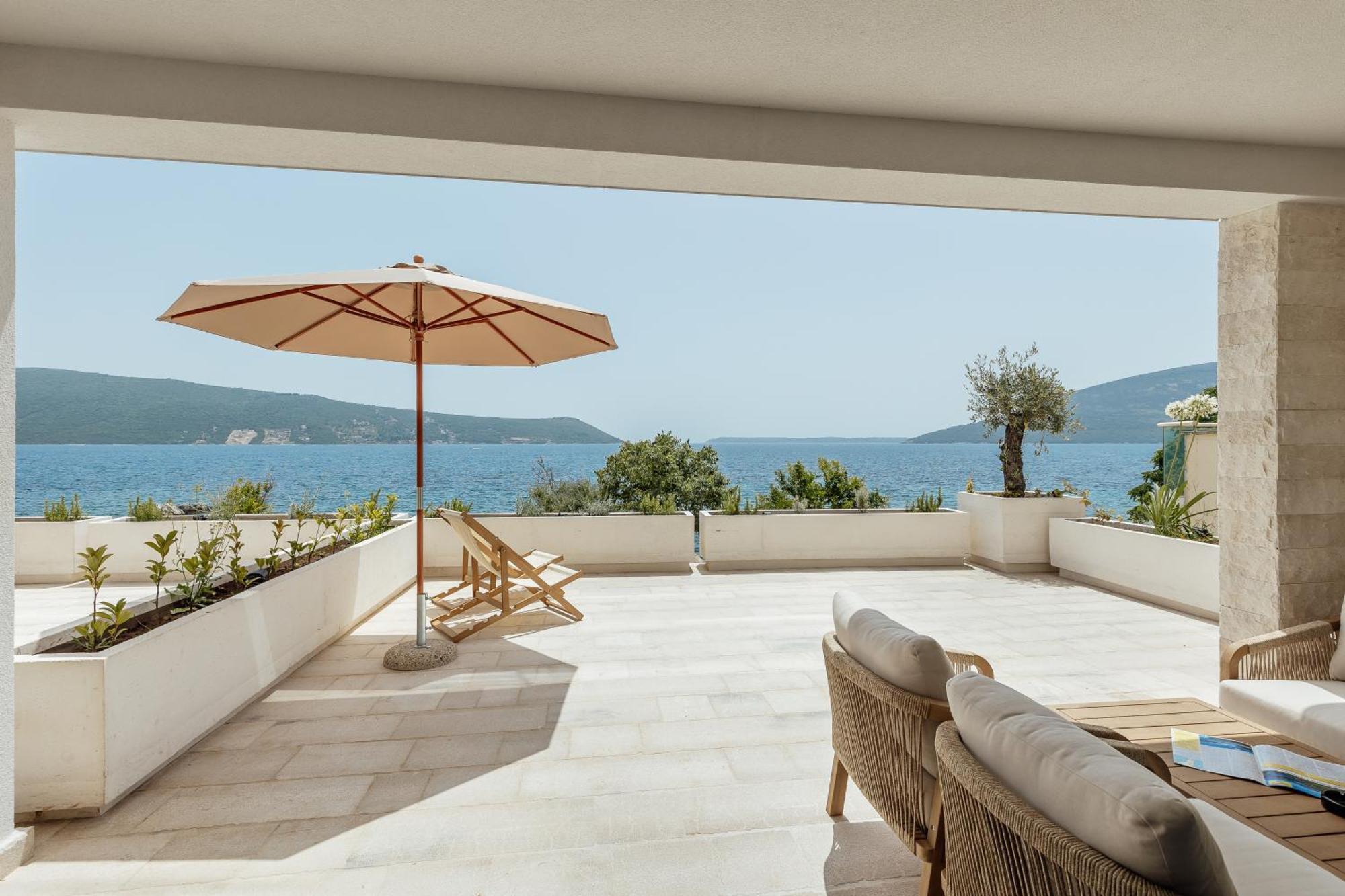 Savina Beachfront Oasis Херцег-Новий Екстер'єр фото